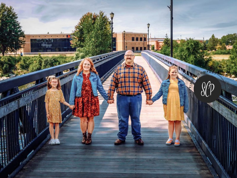 How to Coordinate Outfits for Family Photos: Tips for Picture-Perfect&nbsp;Looks